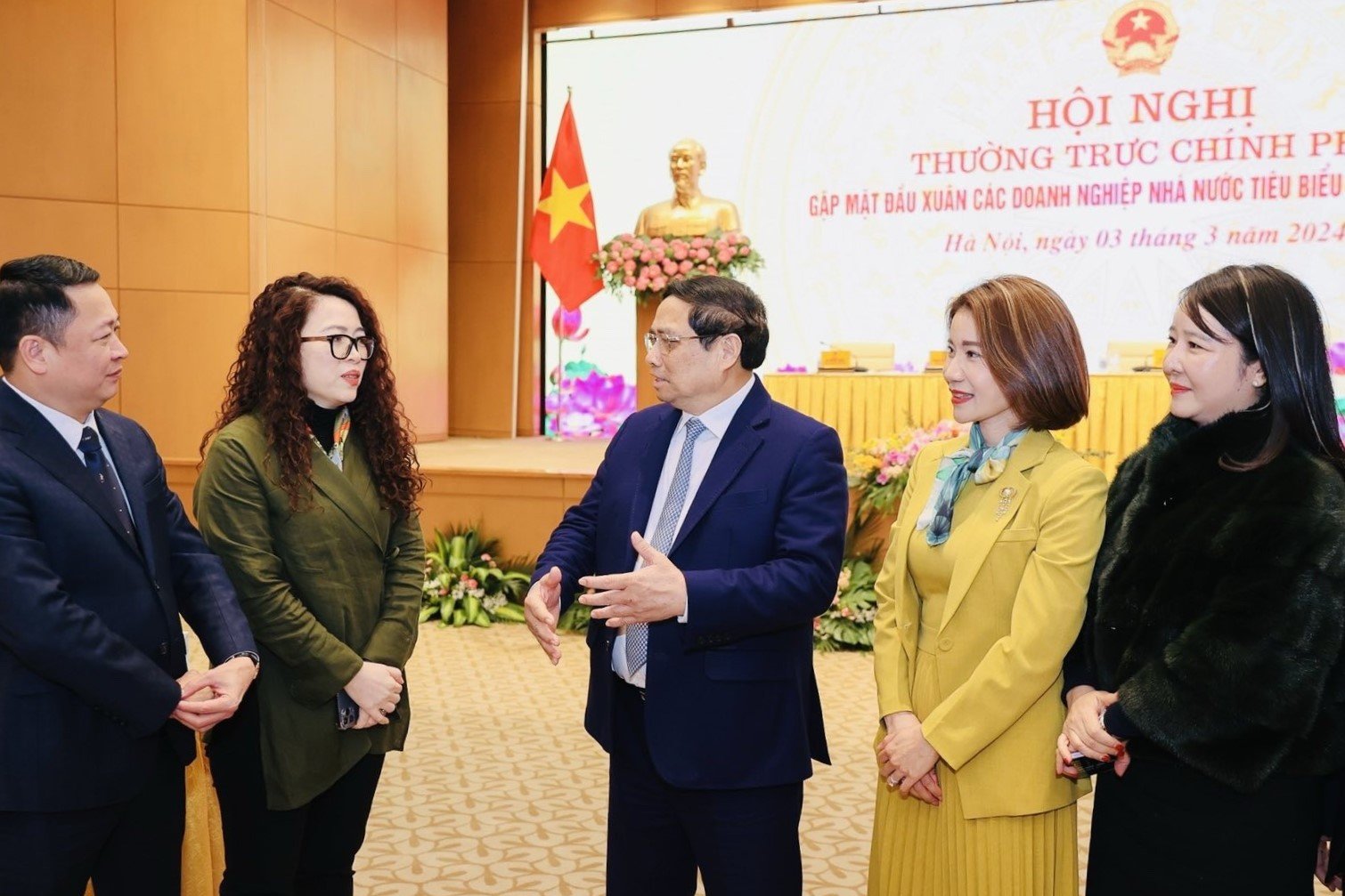 Thủ tướng Chính phủ Phạm Minh Chính (giữa) trao đổi với bà Bùi Thị Thanh Tâm và đại diện các doanh nghiệp tại Hội nghị Thường trực Chính phủ gặp mặt đầu xuân các doanh nghiệp nhà nước tiêu biểu trên toàn quốc ngày 3/3/2024. Ảnh:&nbsp;Vinafood 1.